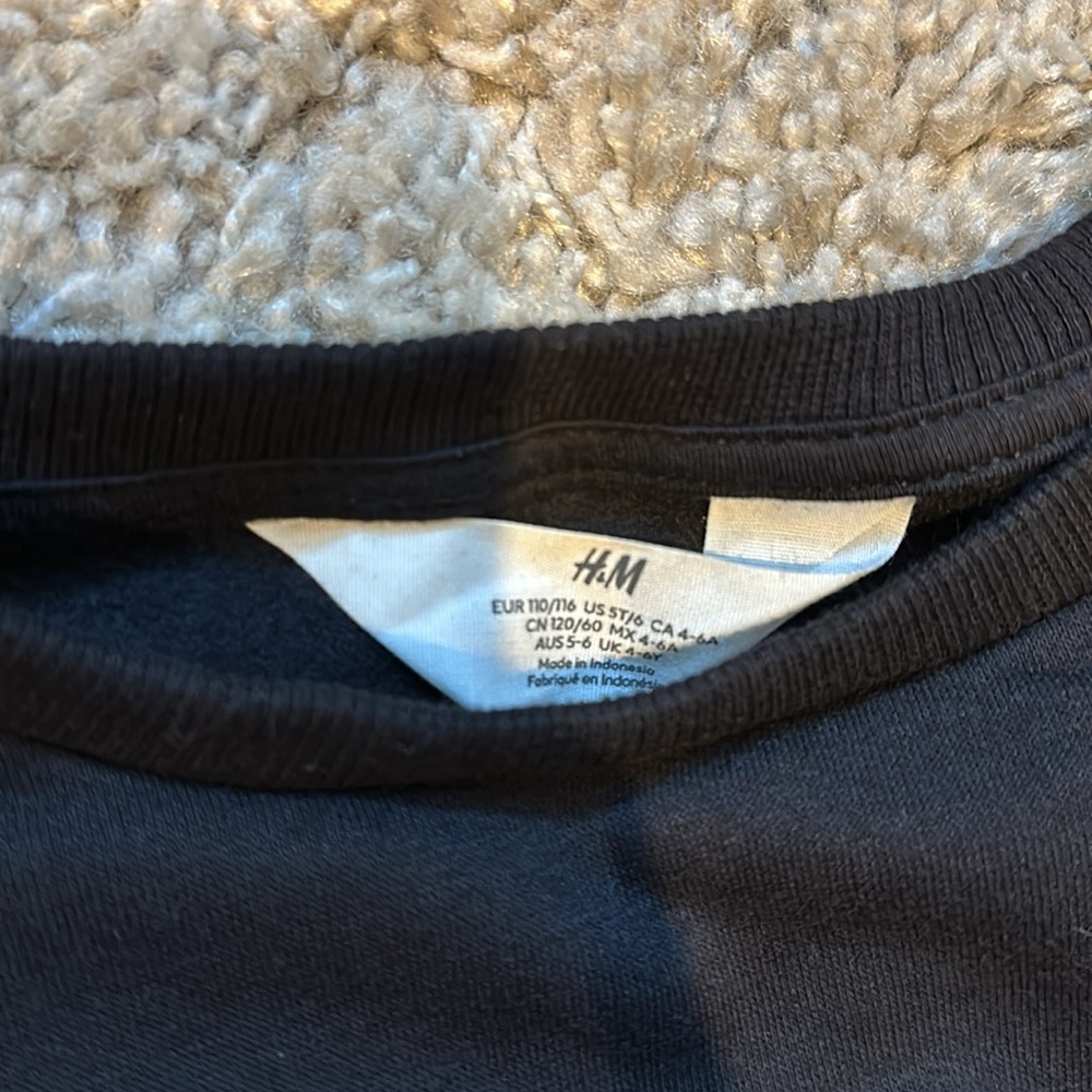 NWOT H&M black crew neck sweatshirt- -5T/6 - Picture 2 of 3